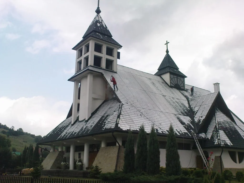 Malowanie dachu kościoła w Niedźwiedziu koło Mszany Dolnej