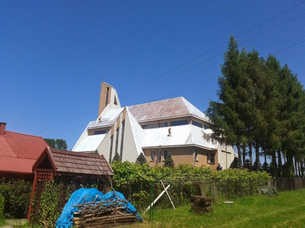 Malowanie kościoła w Koszycach