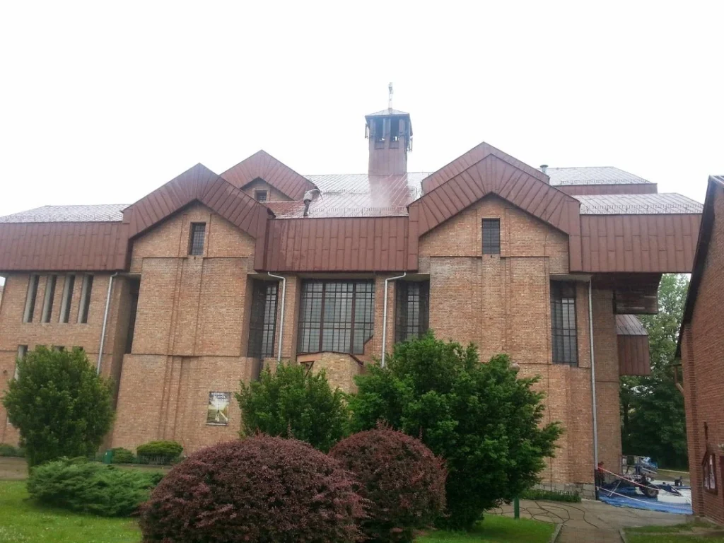 Malowanie dachu kościoła w Krakowie