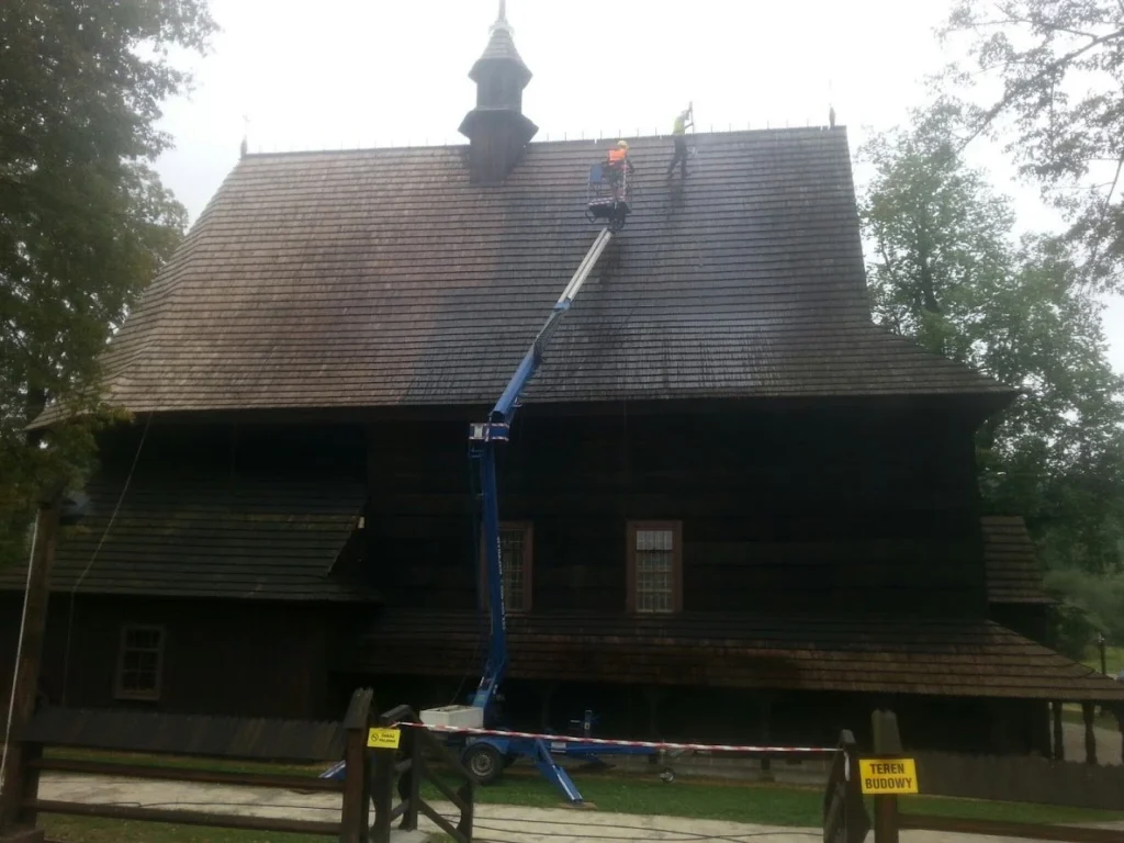 Malowanie dachu kościoła ( malowanie gontu )