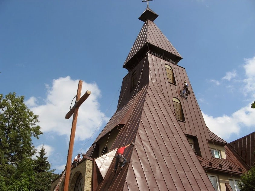 Glisne - malowanie dachu kościoła