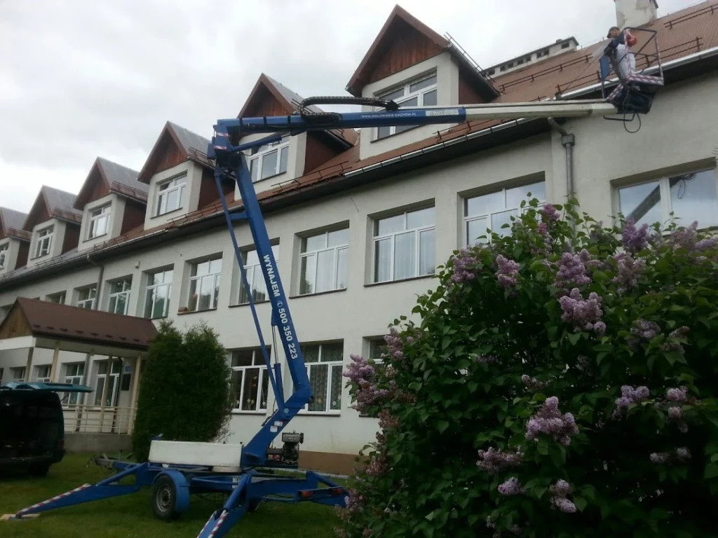 Montaż rynien w Skomielnej Czarnej ( szkoła )