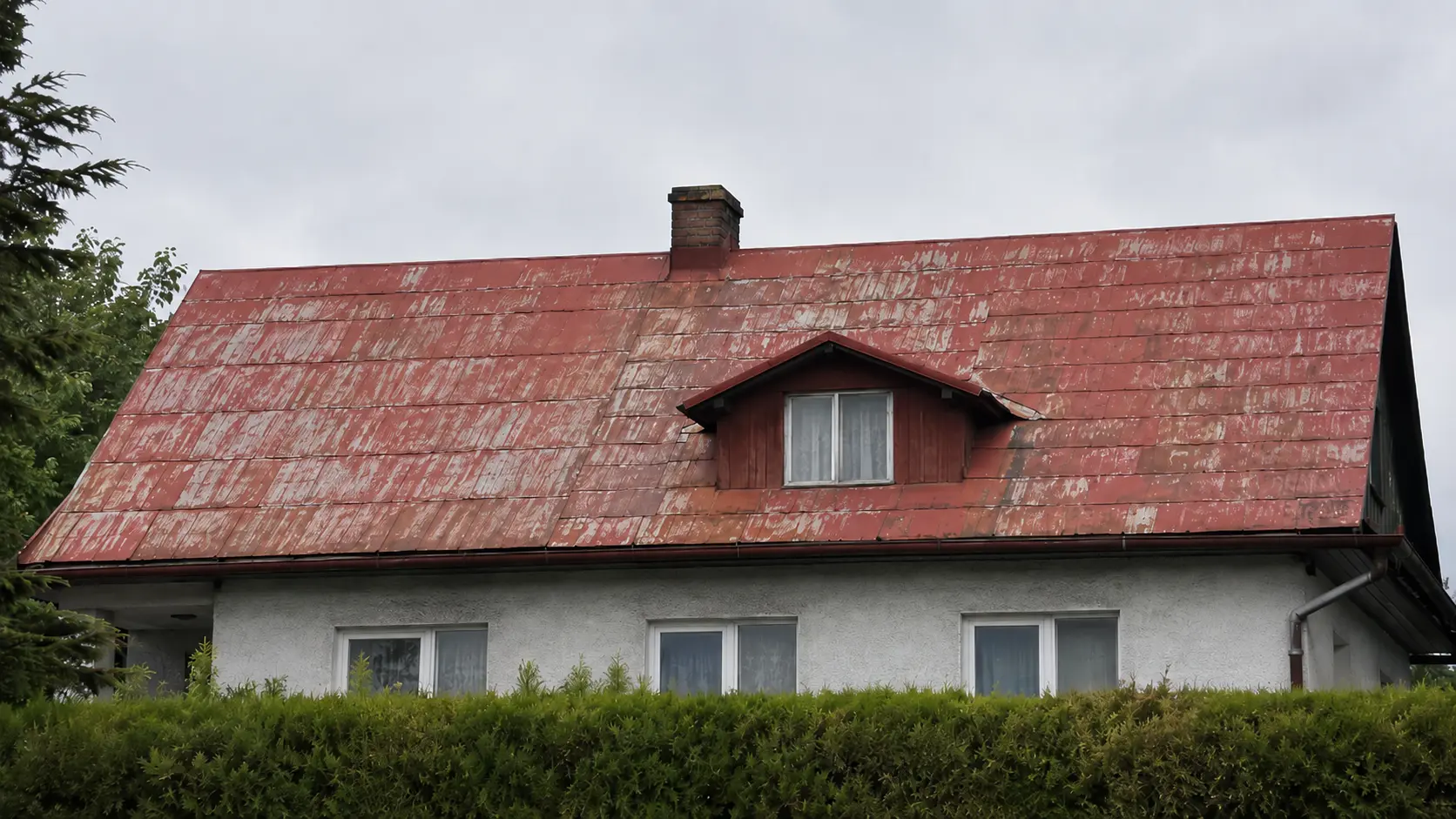 Rdza na dachu z blachy przed renowacją